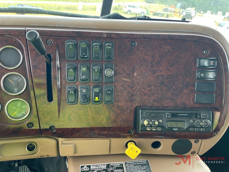 2007-mack-cv713-granite-tri-axle-dump-truck-image-26