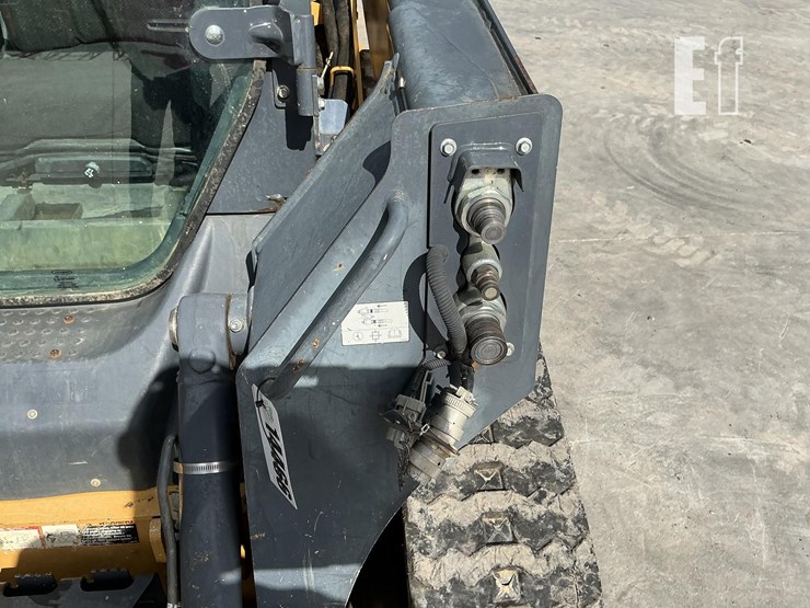 2015-deere-319e-image-13
