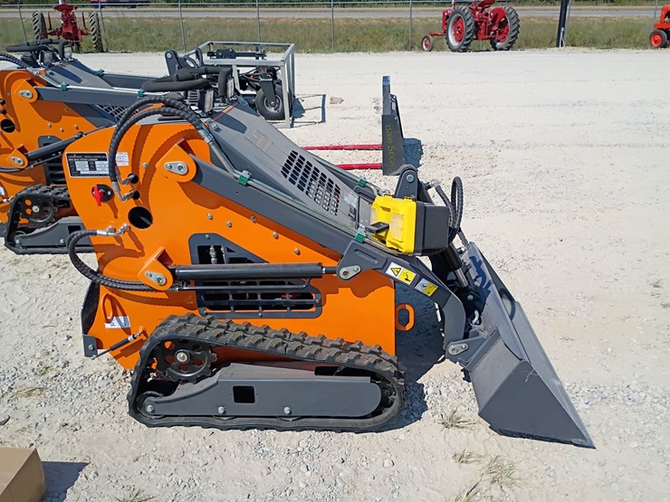 #l85-071-•-2026-landhonor-me380-mini-skid-steer-image-1