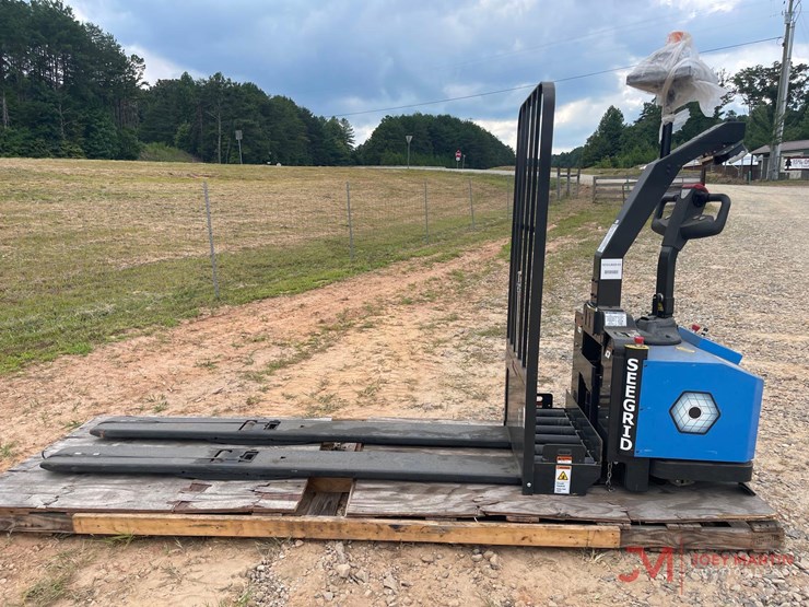 seegrid-590017-electric-pallet-jack-image-2