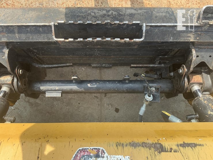 2020-caterpillar-242d3-image-10
