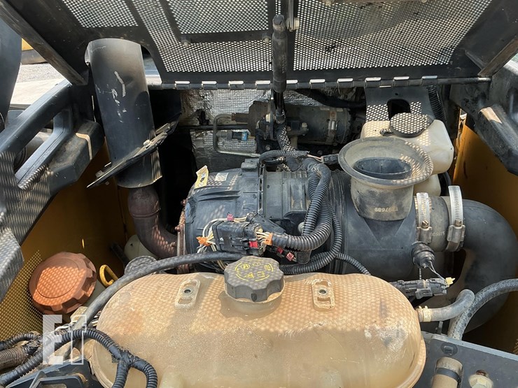 2015-deere-323e-image-18