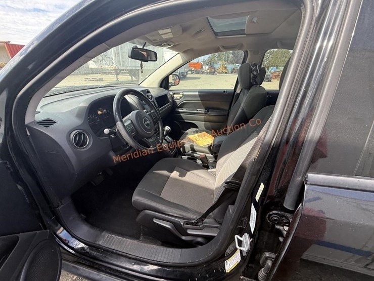 2013-jeep-compass-latitude-image-29