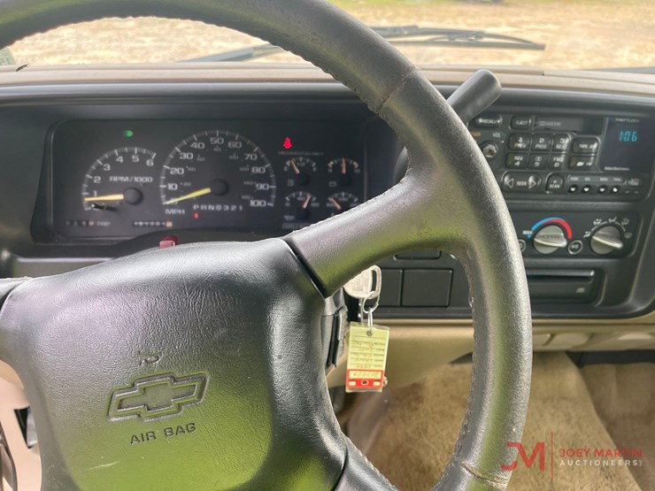 1999-chevrolet-suburban-image-19