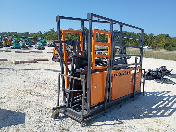 #l85-049-•-landhonor-10'-cattle-squeeze-chute-image-4