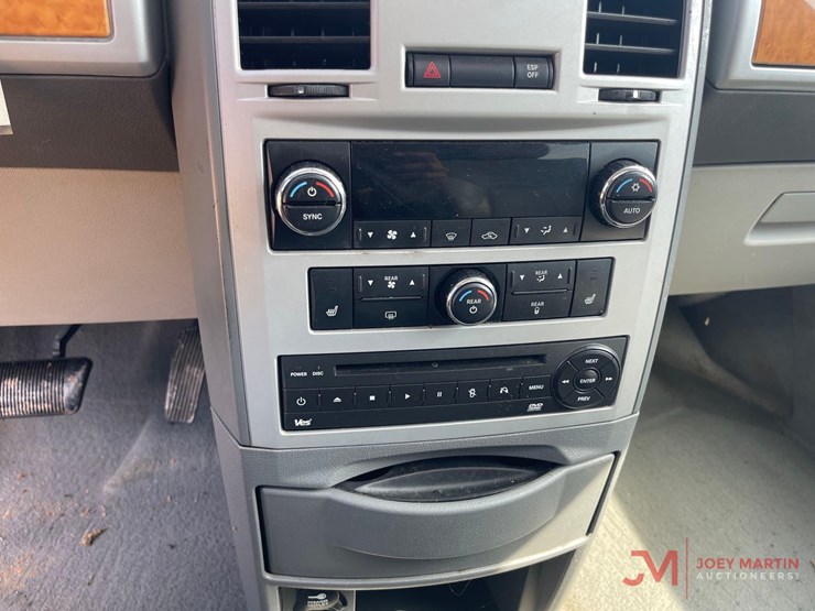 2008-chrysler-town-&-country-image-22