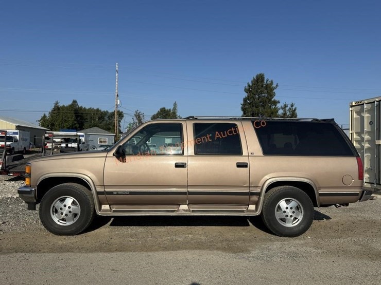 1995-chevrolet-suburban-1500-ls-image-2
