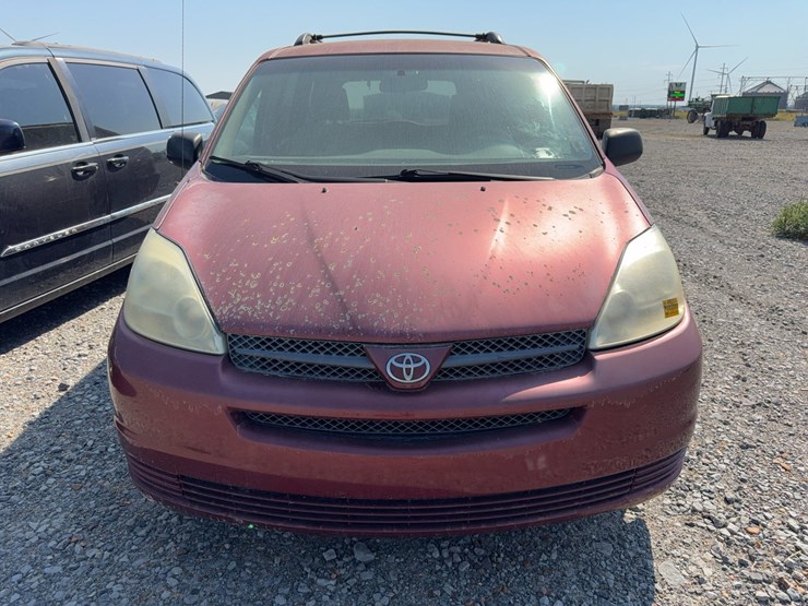 2004-toyota-sienna-image-32