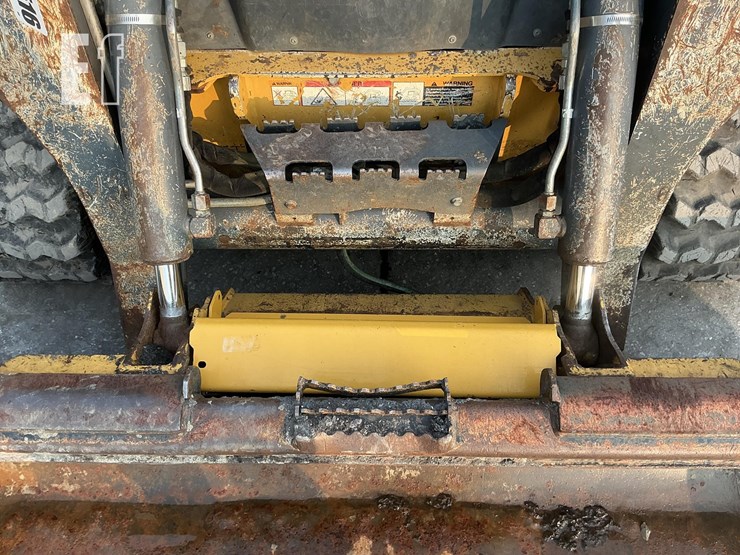 2014-deere-323e-image-12