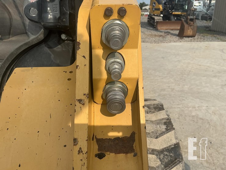 2020-caterpillar-242d3-image-11