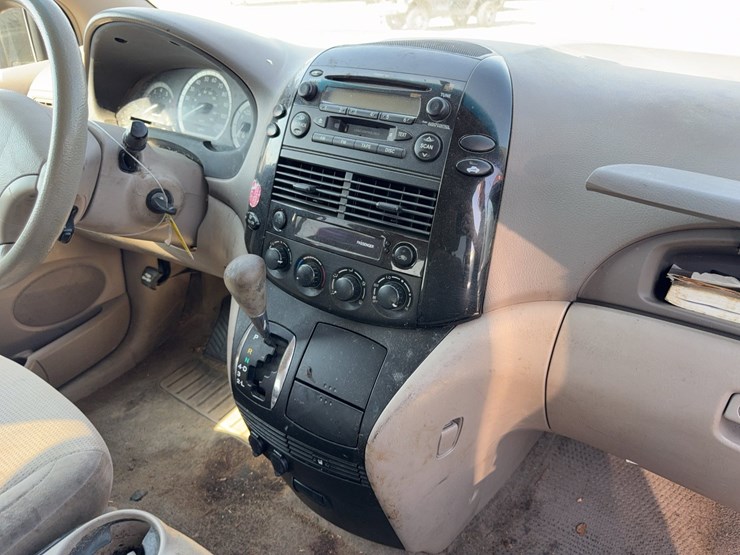 2004-toyota-sienna-image-28