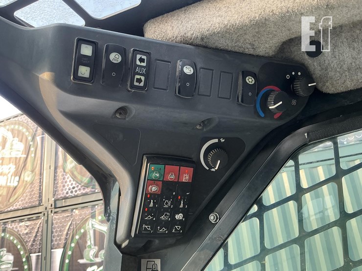 2014-deere-323e-image-17