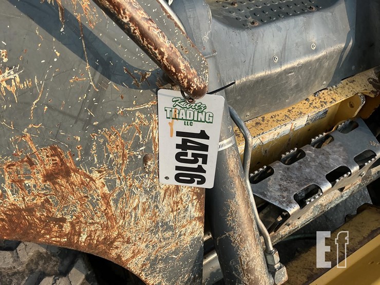 2014-deere-323e-image-21