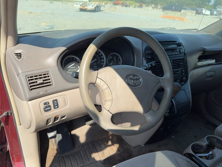 2004-toyota-sienna-image-50