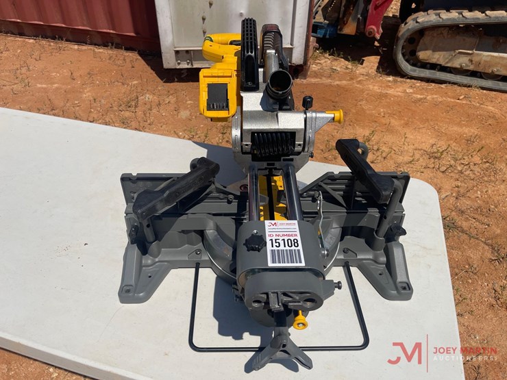 dewalt-battery-powered-miter-saw-image-4