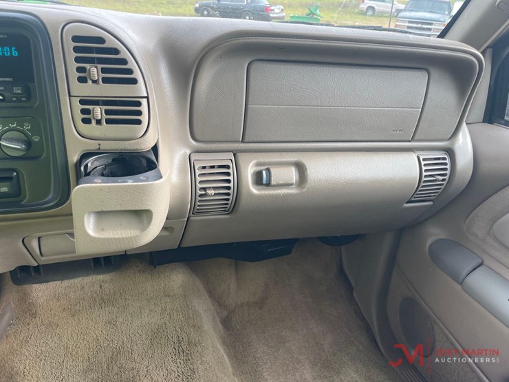 1999-chevrolet-suburban-image-18