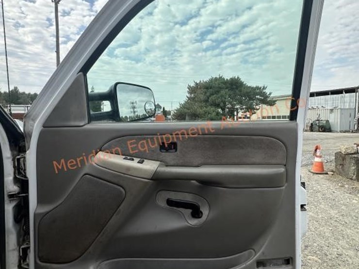 2000-chevrolet-k2500-image-16