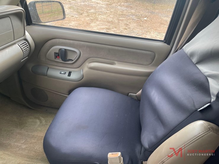 1999-chevrolet-suburban-image-17