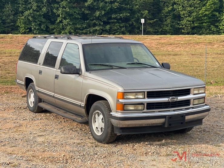 1999-chevrolet-suburban-image-1
