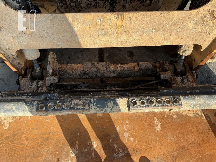 2020-caterpillar-249d3-image-12