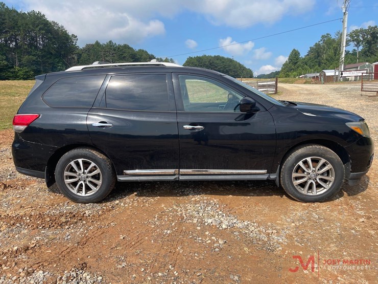 2013-nissan-pathfinder-sl-image-2