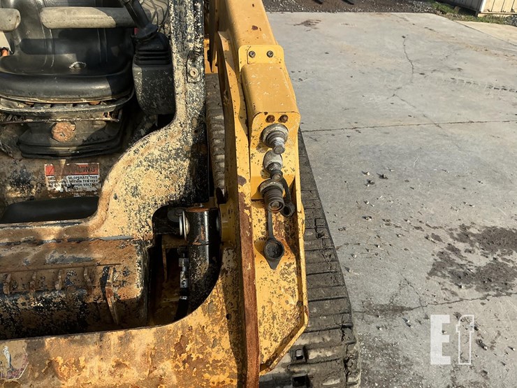 2020-caterpillar-249d3-image-13