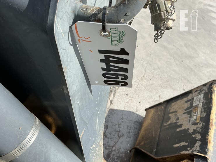 2015-deere-319e-image-21