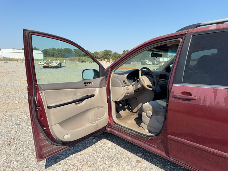 2004-toyota-sienna-image-45