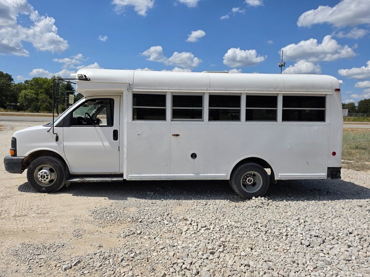#26511-•-2005-gmc-savana-van-image-2