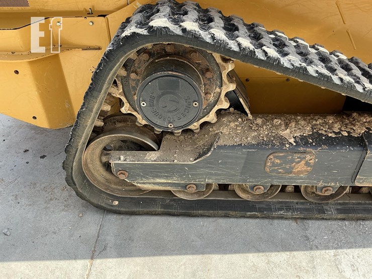 2015-deere-319e-image-10