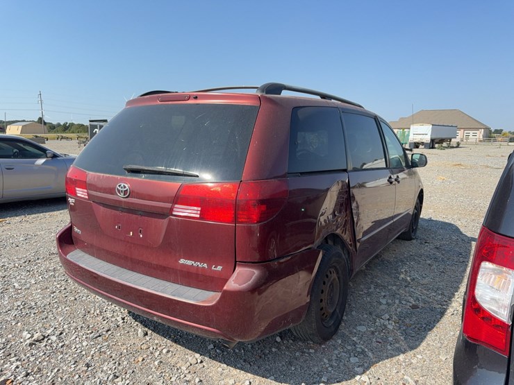 2004-toyota-sienna-image-3