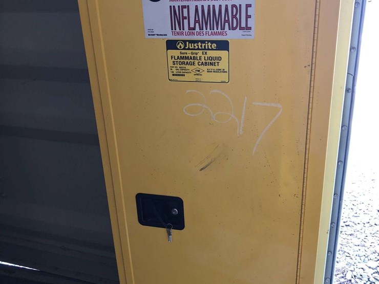 justrite-flammable-liquid-storage-cabinet-image-1
