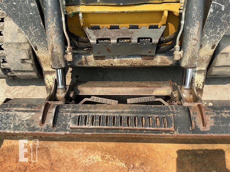 2015-deere-323e-image-12