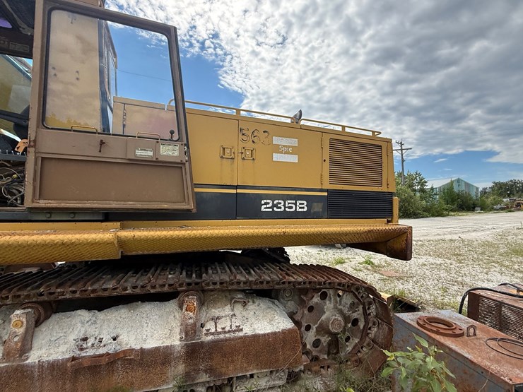 caterpillar-235b-image-17