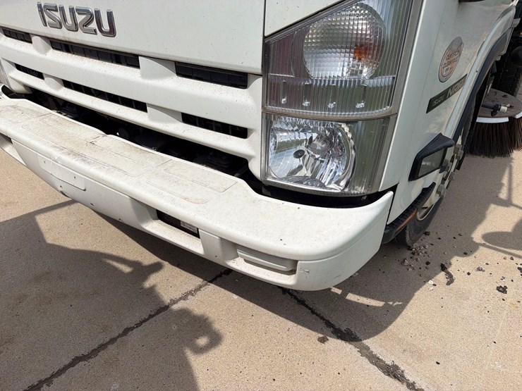 2015-isuzu-nrr-image-14