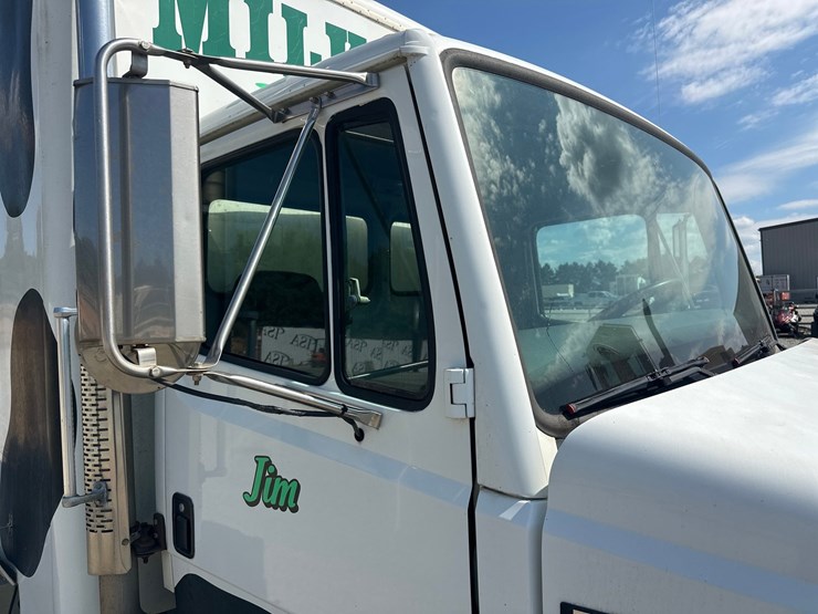 2000-freightliner-fl60-image-11