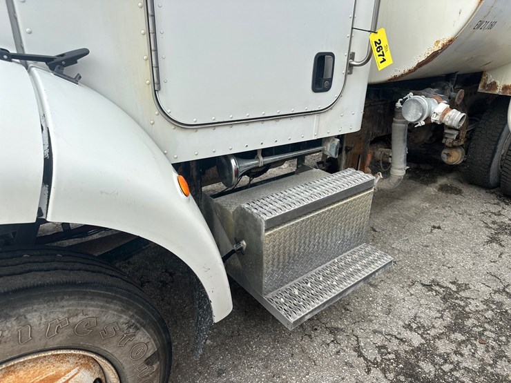 2006-peterbilt-335-image-12