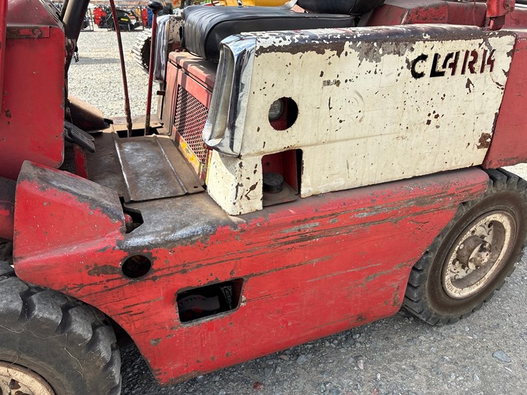 #61426-•-clark-forklift-image-10