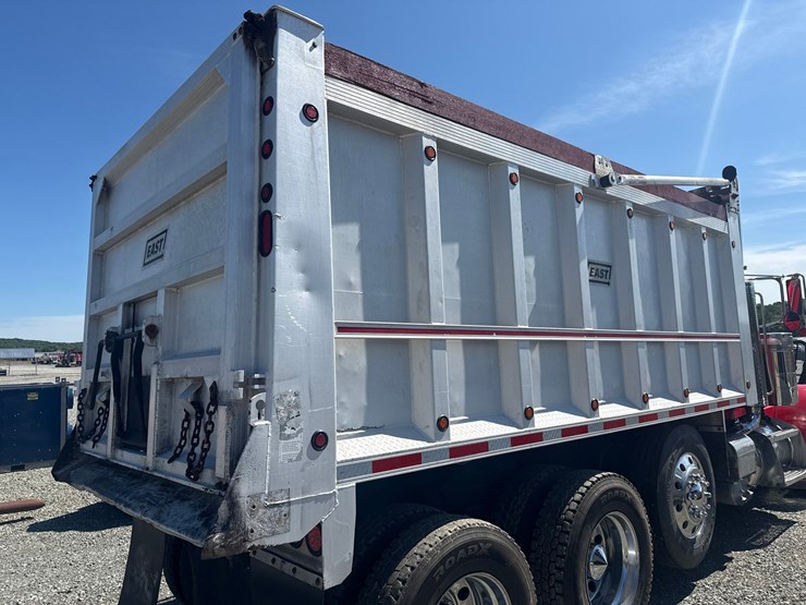 2005-peterbilt-379-image-48