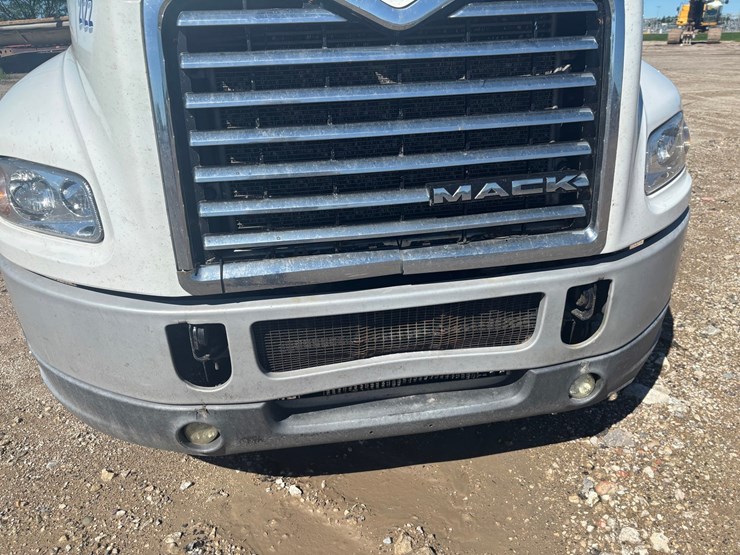 #2161-•-2015-mack-cxu600-sleeper-cab-truck-tractor-image-34