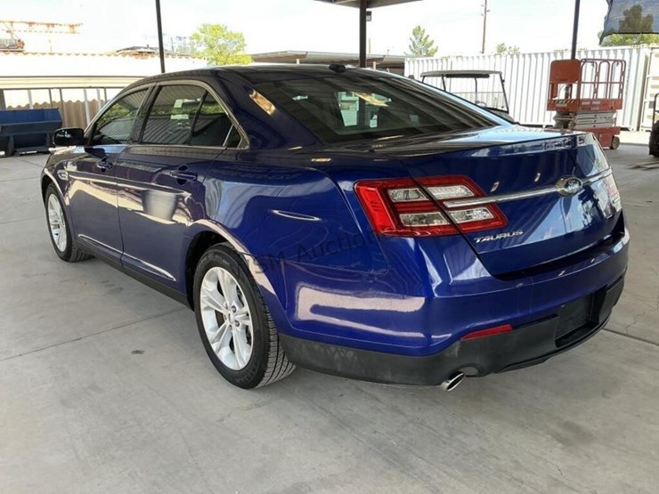 2015-ford-taurus-sdn-image-5