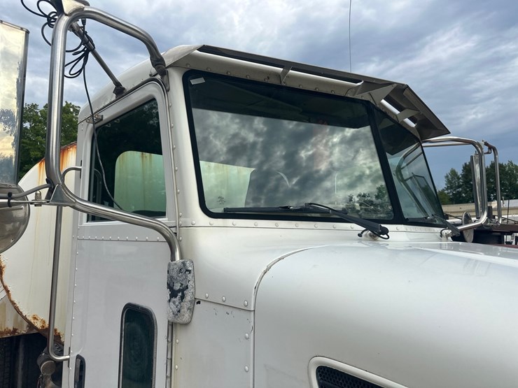 2006-peterbilt-335-image-27