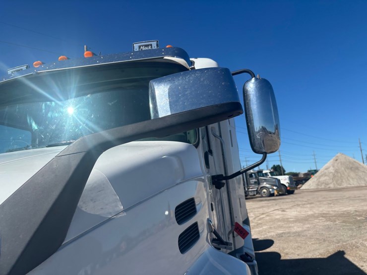 #2161-•-2015-mack-cxu600-sleeper-cab-truck-tractor-image-39