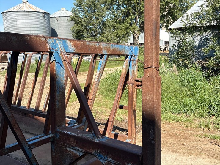 johnson-manufacturing-portable-hay-feeder-image-11