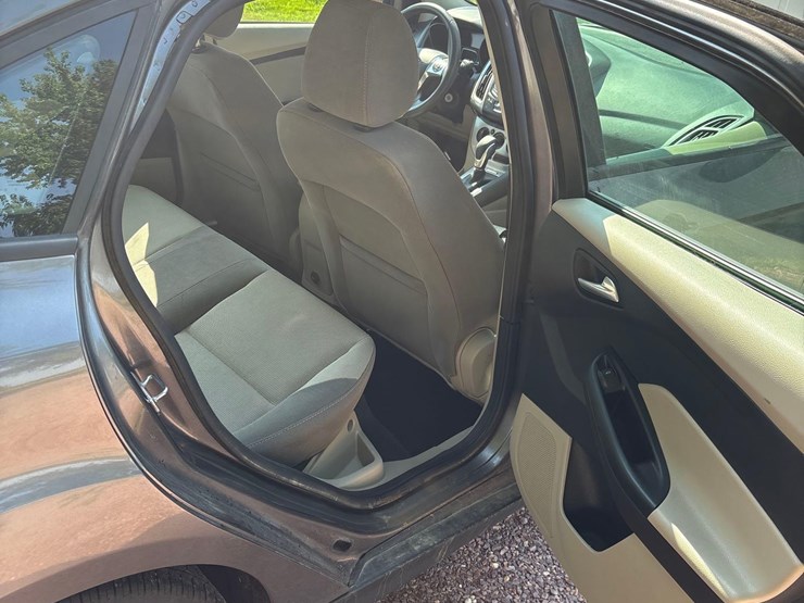 2014-ford-focus-se-car-image-29