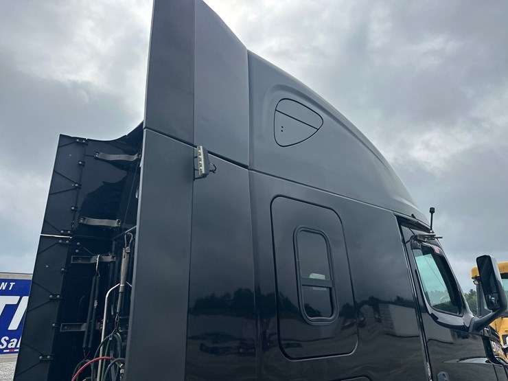 #61416-•-2019-freightliner-cascadia-evolution-iseries-sleeper-cab-truck-tractor-image-16