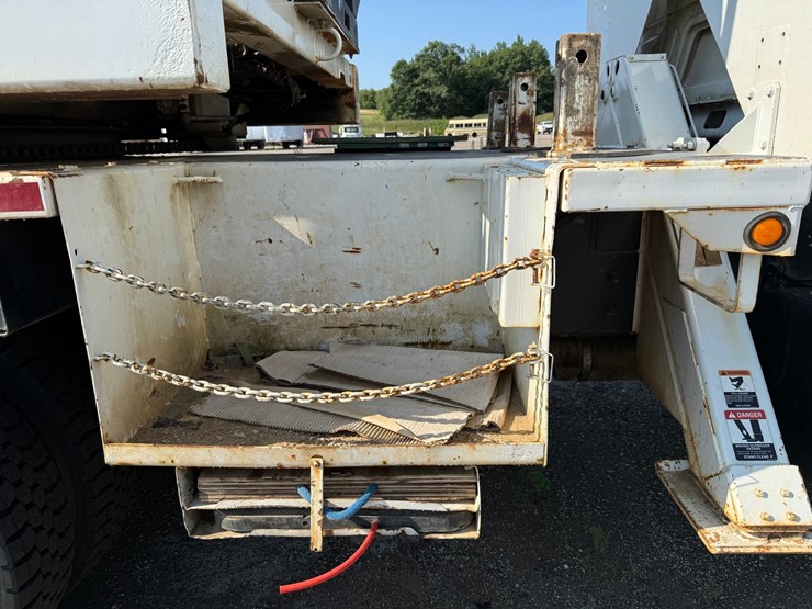 2003-freightliner-fl80-image-48