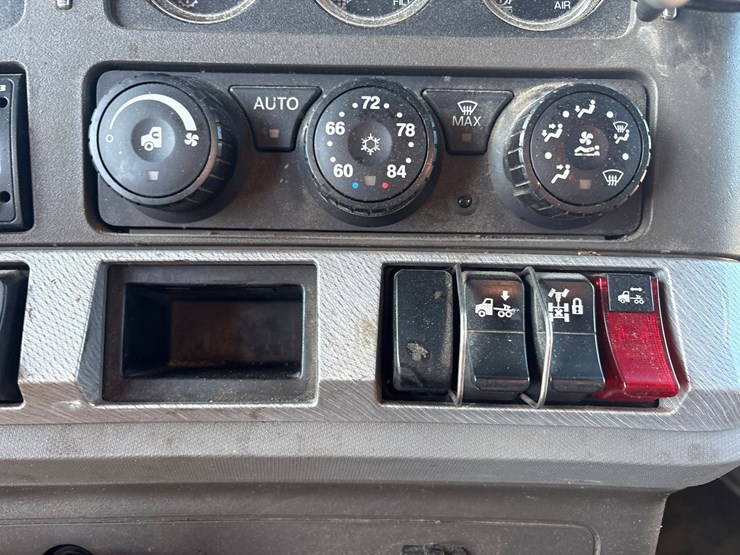 2014-kenworth-t680-image-37