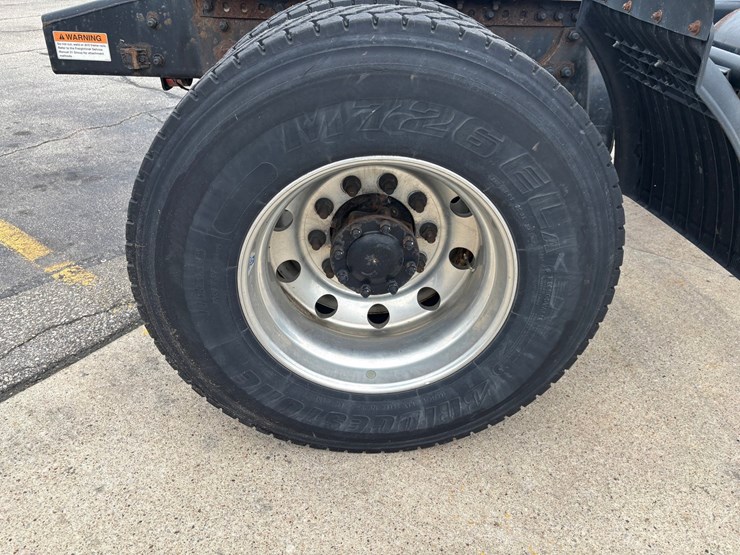 #2297-•-2017-freightliner-m2-single-axle-day-cab-truck-tractor-image-95