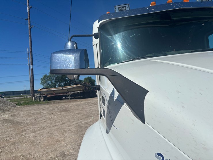 #2161-•-2015-mack-cxu600-sleeper-cab-truck-tractor-image-38